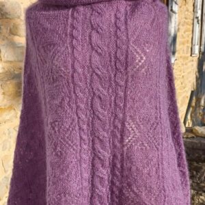 a Poncho tricoté mauve