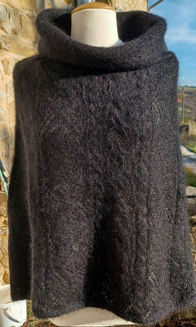 a Poncho tricoté noir